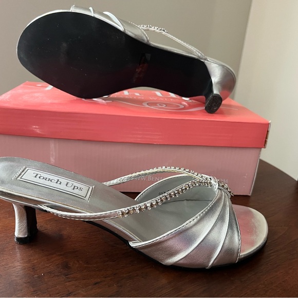 Women’s 9.5W Silver “Phoebe” Slides by Touch Ups - Picture 2 of 5